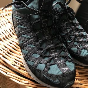 Nike Black and Green Sneakers Sise 9.